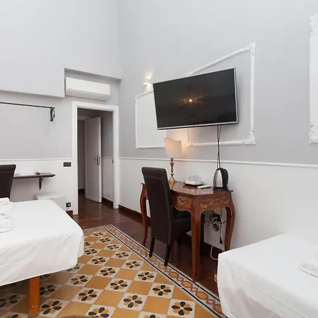 Palazzo Del Duca Piazza Navona 招待所 3*